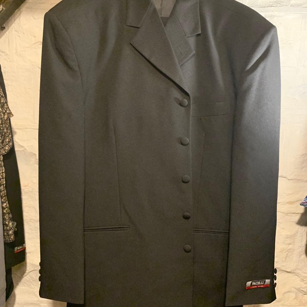 Pacelli 5 Button Suit